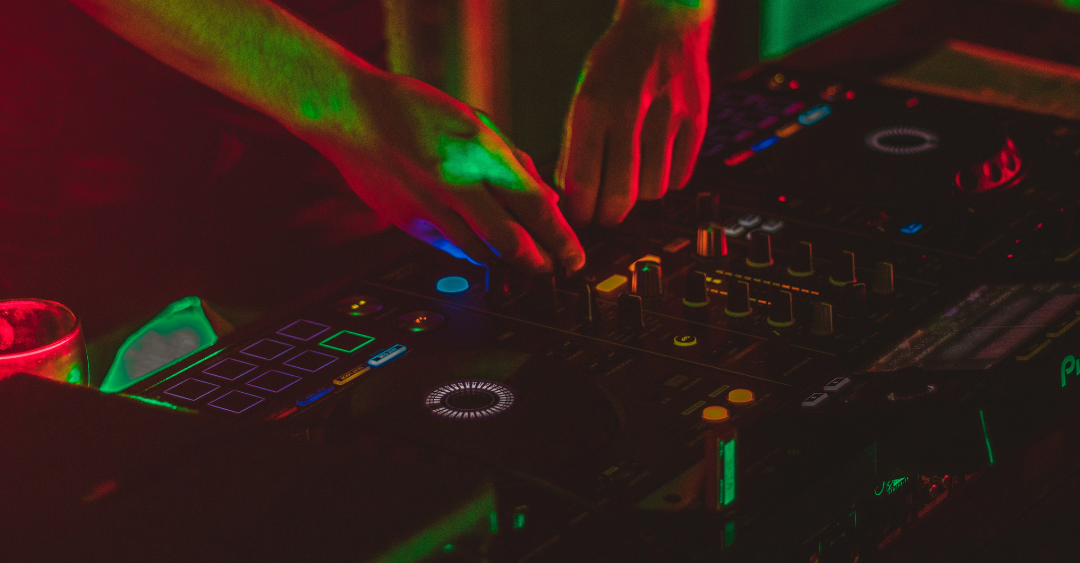 DJ débutant : les 5 indispensables pour vous lancer