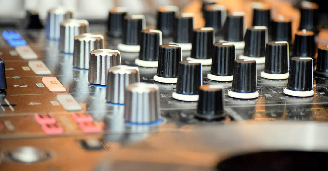Régie DJ vs contrôleur DJ : quelles différences ?