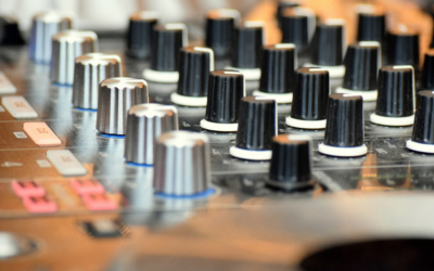 Régie DJ vs contrôleur DJ : quelles différences ?
